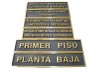 placa metal de 30 x 40 cm ideal para profesionistas, el escrito tambin es en metal.