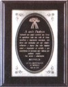 cuadro con placa met?lica, escrito en mismo color que la placa met?lica con diferentes fondos, puede incluir alg?n logotipo de empresa o instituci?n.
