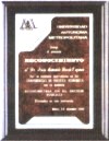 cuadro con placa met?lica, escrito en mismo color que la placa met?lica con diferentes fondos, puede incluir alg?n logotipo de empresa o instituci?n.