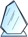 reconocimiento de escritorio de cristal con placa met?lica en forma de flecha, el escrito puede ir en cristal o placa, incluye logo de instituci?n o empresa.