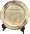 reconocimiento de escritorio con forma de plato con soporte, el escrito puede incluir un logotipo de empresa o instituci?n.