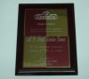 diploma Monarca en placa de aluminio Anodizado de 175 mm x 250 mm, grabado con sus datos, en base de cristal, poliéster (polyester), o madera, con su logotipo impreso y o grabado