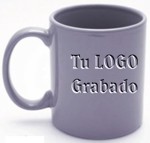 taza violeta cerámica tipo tarro, grabada en SandBlast, Capacidad: 11 oz. - 330 ml. taza publicitaria promocional con su logotipo grabado