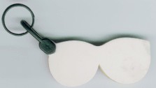 llavero promocional en forma de lentes; suela eva (foami) espum?n con portavin vinilo (vinyl) tipo sandwich, caras frontales brillantes, argollas sujetador en pl?stico negro desmontable, las caras frontales las tenemos en existencias solo en color blanco, si usted la requie