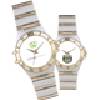 reloj de pulso promocional (relojes publicitarios de pulso) con caja y extensible met?lico bi-tono (dorado/plateado) tipo omega, con numeros romanos grabados en el bisel, maquinaria met?lica japonesa de alta precisi?n y estuche met?lico individual.